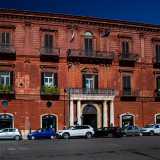 Quella principale presenta tre fasce orizzontali che vanno a delimitare i tre piani, scanditi dalle cornici e dai decori in corrispondenza delle paraste...